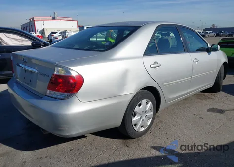 2005 Toyota Camry Le z USA, uszkodzony, nr VIN 4T1BE32K25U556087